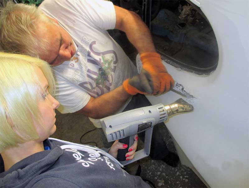 Reinhold Gernet sorgte dafür, dass der Capri heute top dasteht. Gemeinsam arbeiten Svenja und Reinhold den I-er auf. Reinhold Gernet sorgte dafür, dass der Capri heute top dasteht. Gemeinsam arbeiten Svenja und Reinhold den I-er auf.